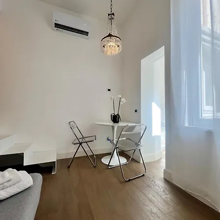 Lion Apartment *