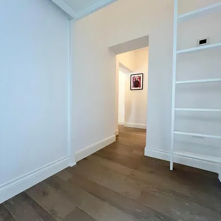 Lion Apartment *